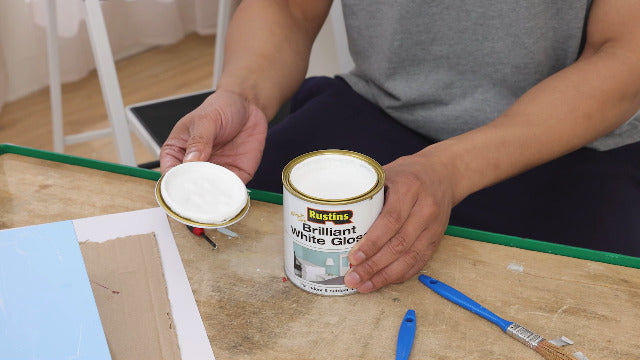 Peinture brillante à séchage rapide