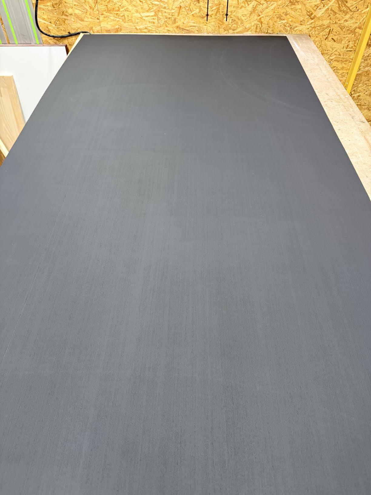 Peinture noire mate pour métal et bois