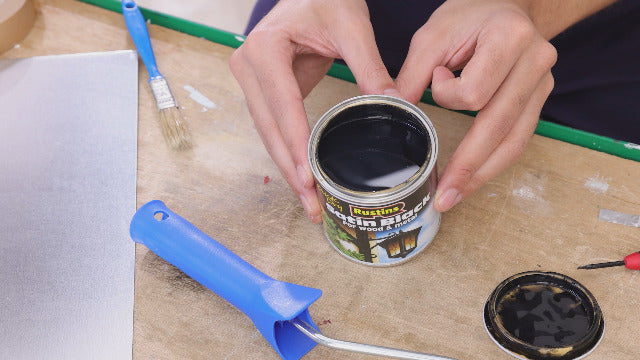 Peinture noire mate pour métal et bois